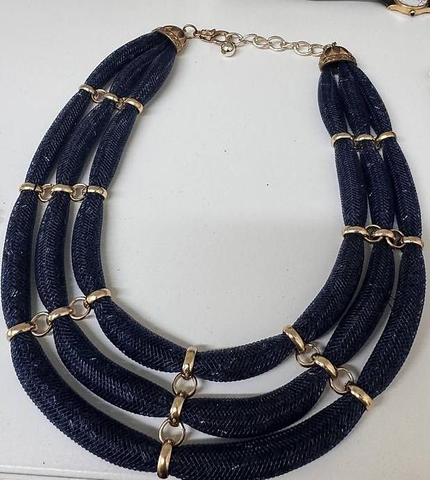 Catenine: Dunkelblaues Statement-Halsband / Collier – Usato da Adligenswil venduto da geoscg