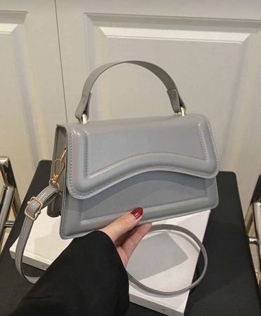 Sac à main gris élégant avec bandoulière, parfait pour l'été