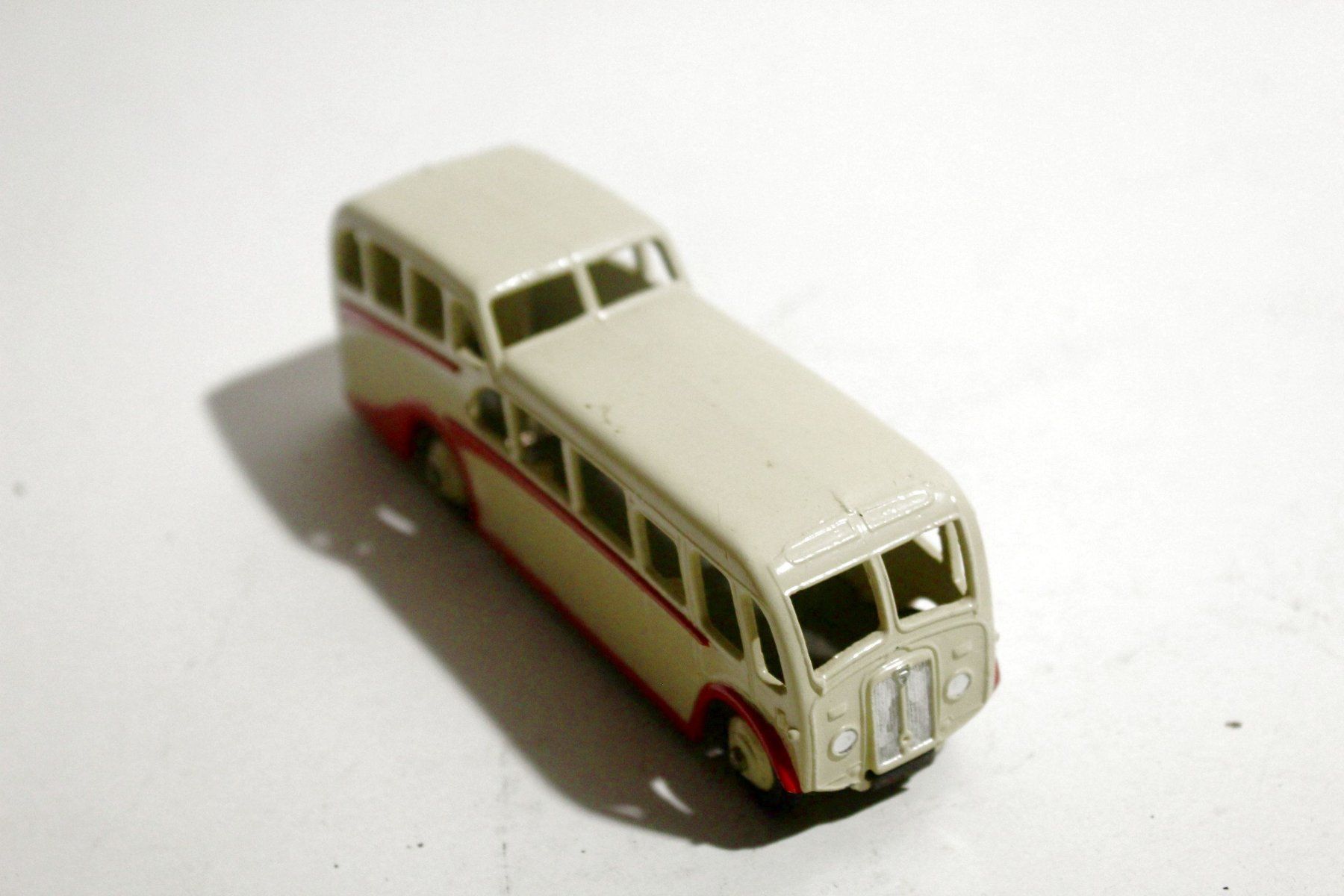 Dinky Toys Modellini d'auto: DINKY TOYS / MECCANO Observation Coach, creme/rot – Usato da Bern venduto da kultiges 1