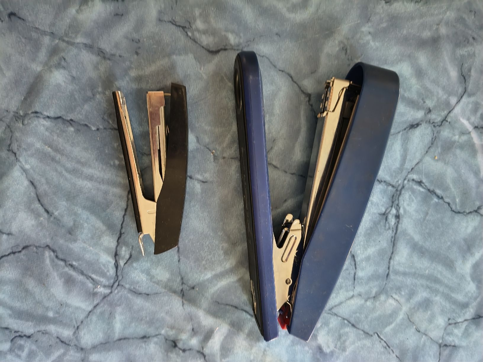 Tutti gli attrezzi: Staplers blue and black set used condition – Usato da Zürich venduto da TrainLine 1