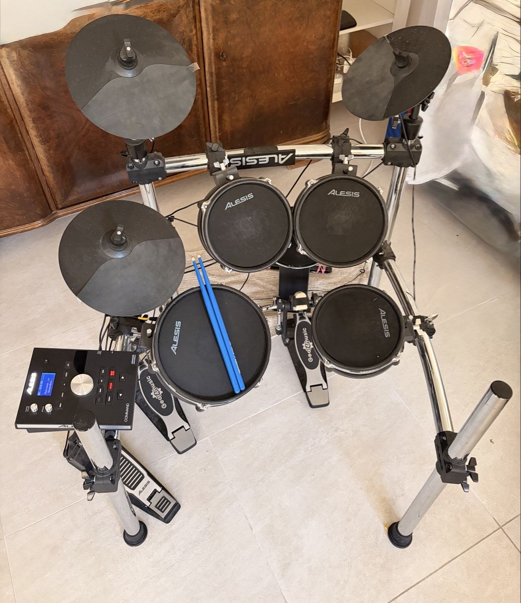 Alesis Instruments de musique: Alesis Command Mesh E-Drum Set + Becken-Erweiterung – D'occasion à Messen par rea-gin