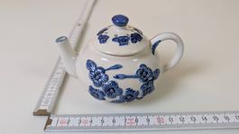 Vintage kleine Teekanne, Keramik mit blauem Blumendesign.
