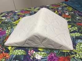 Cuscino triangolare ortopedico in memory foam come nuovo