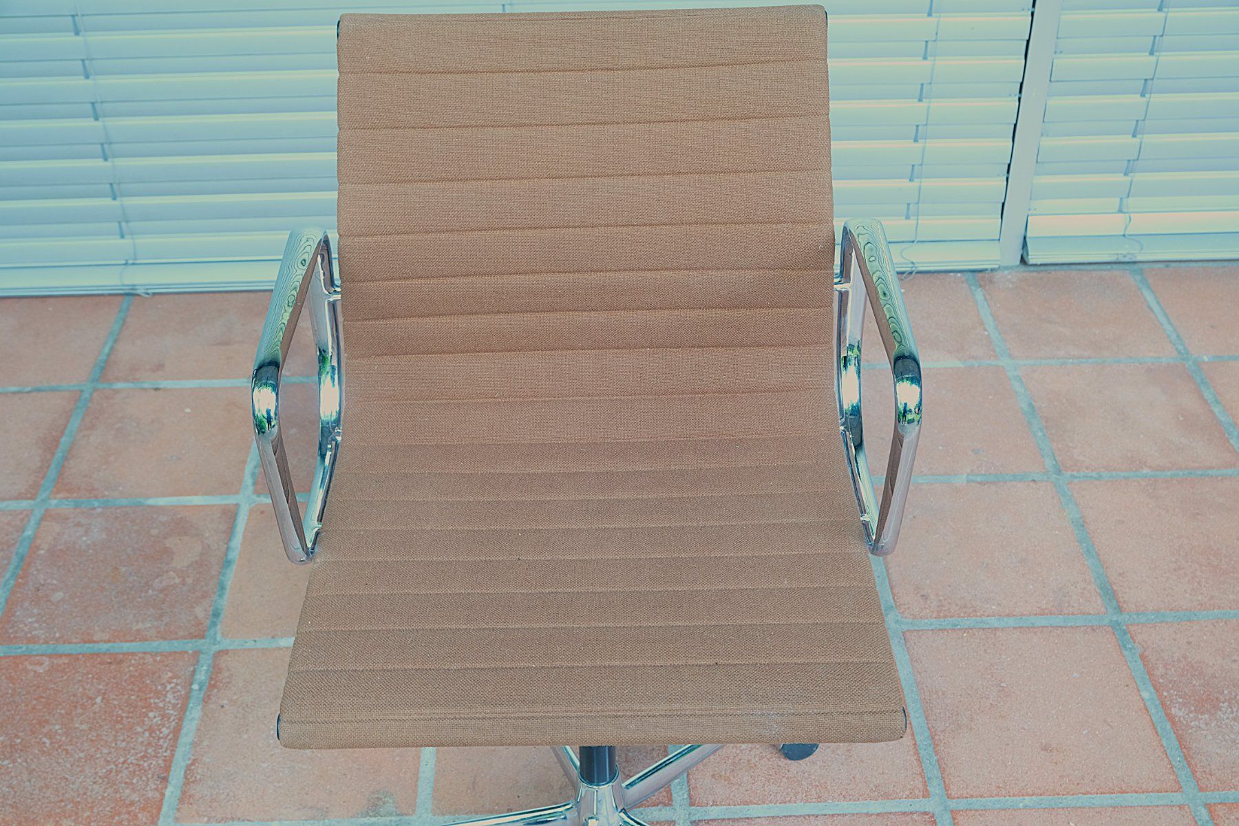 Vitra Poltrone: Vitra Eames Aluminium Office Chair EA 117 – Usato da Bern venduto da secondchoice