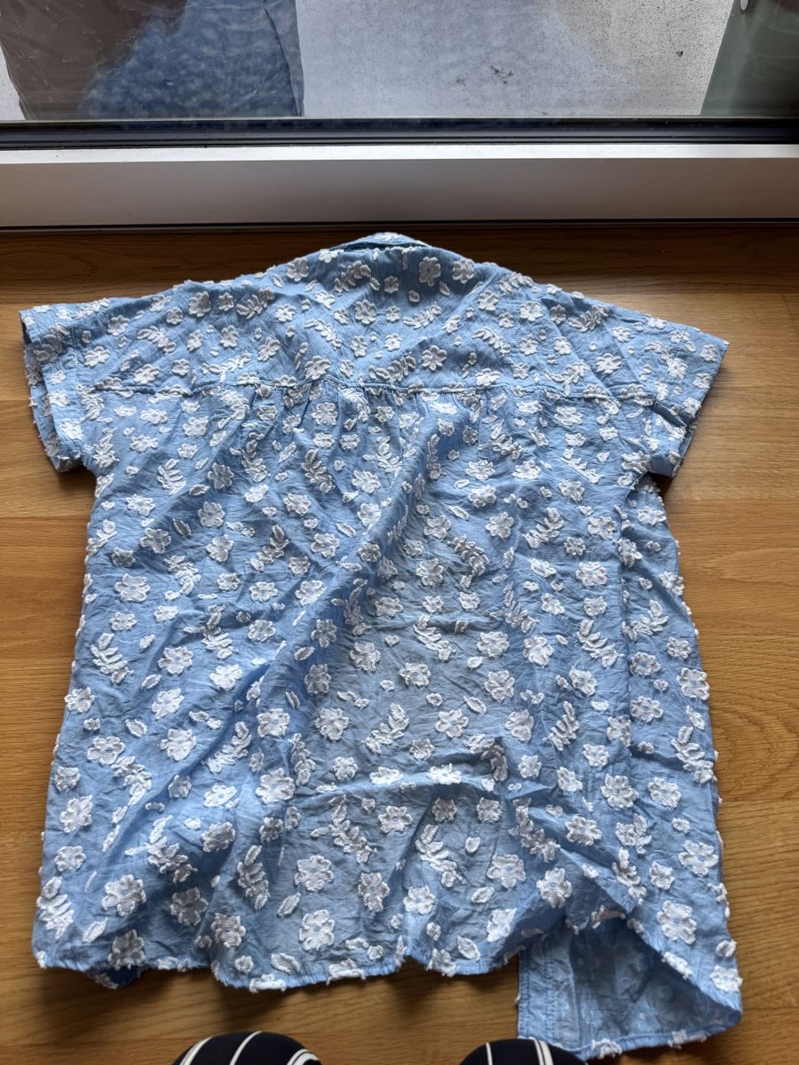 Blusen: Bluse kurzarm hellblau Grösse 36 floral 3D Effekt – Gebraucht aus Birrwil von Annaluna 1