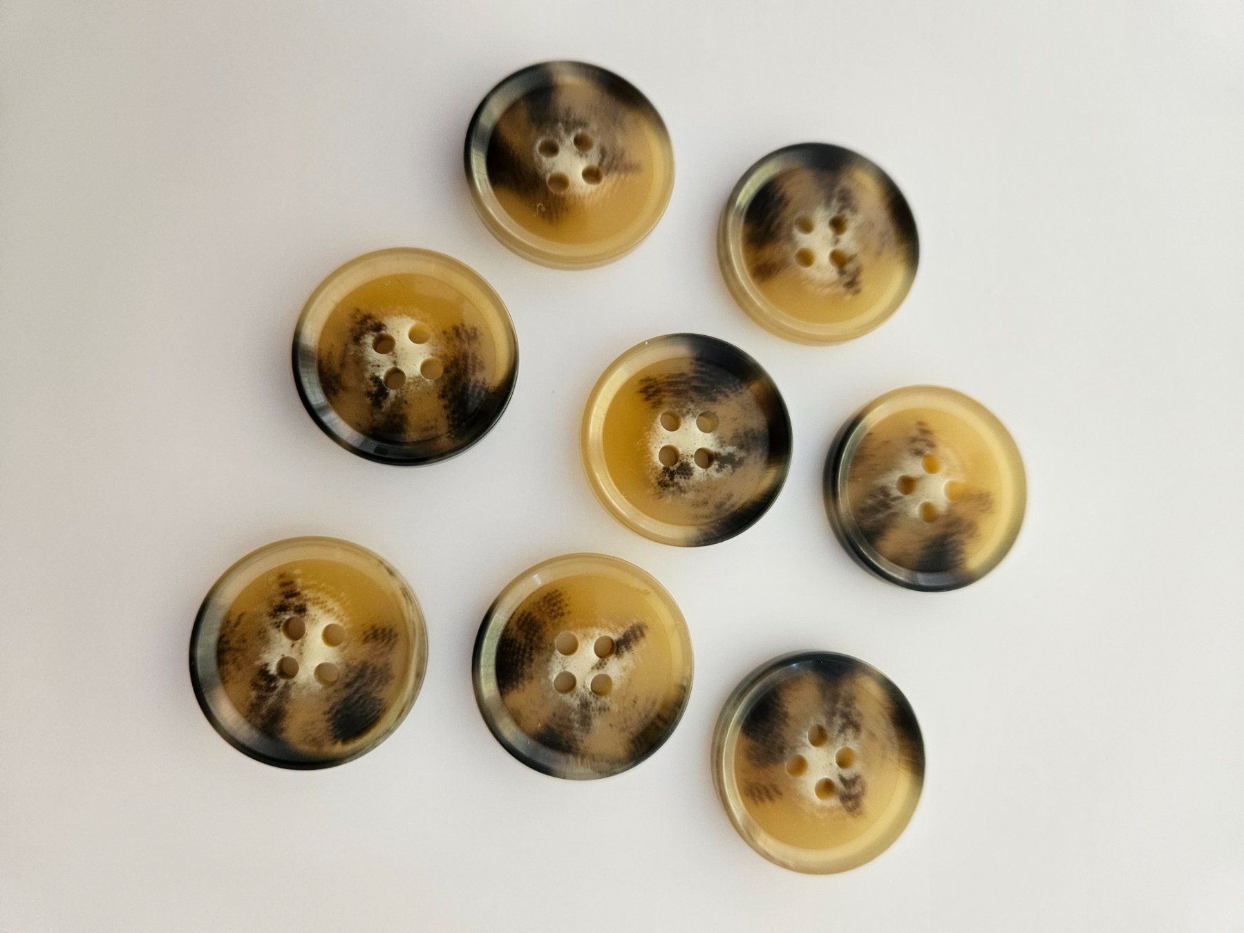 Boutons: 8 Knöpfe braun/beige – D'occasion à Nürensdorf par cul_b7h6
