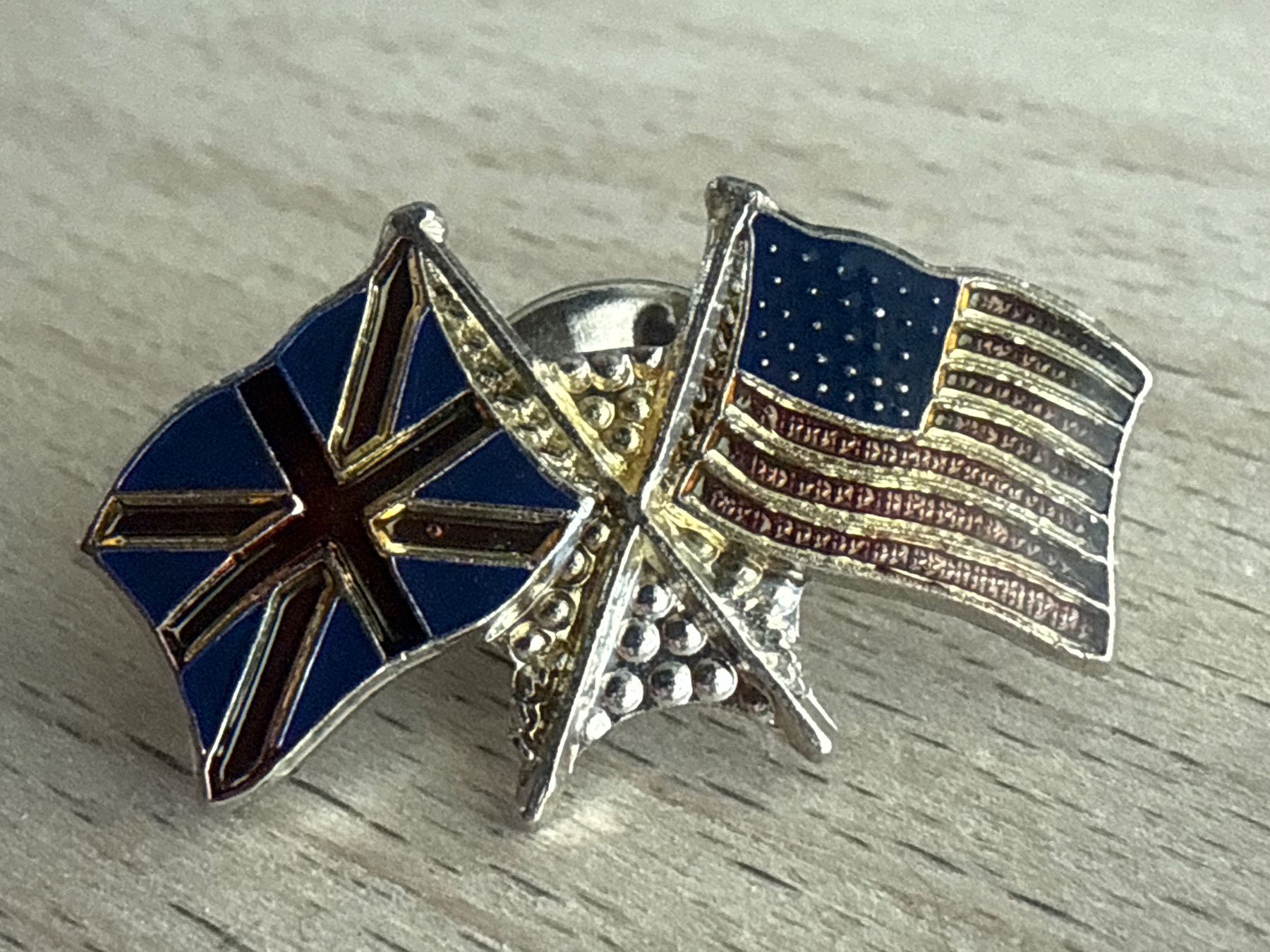 Plaketten & Abzeichen: Pin USA und Britische Flagge – Gebraucht aus Glattbrugg von Schweigmatt