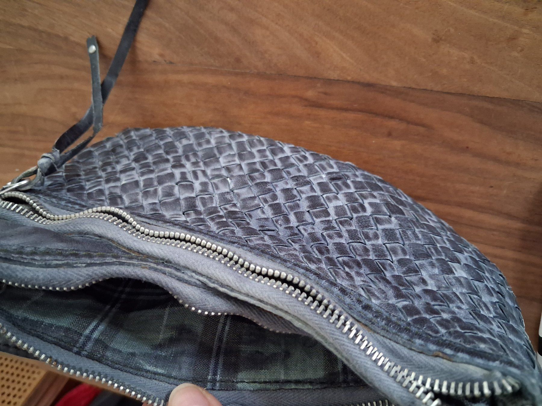Taschen für Damen: Vive la difference Leder Tasche – Gebraucht aus Wetzikon ZH von med_2y76 2