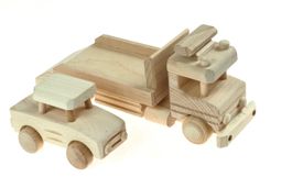 Autotransporter aus Holz mit Holz-Auto