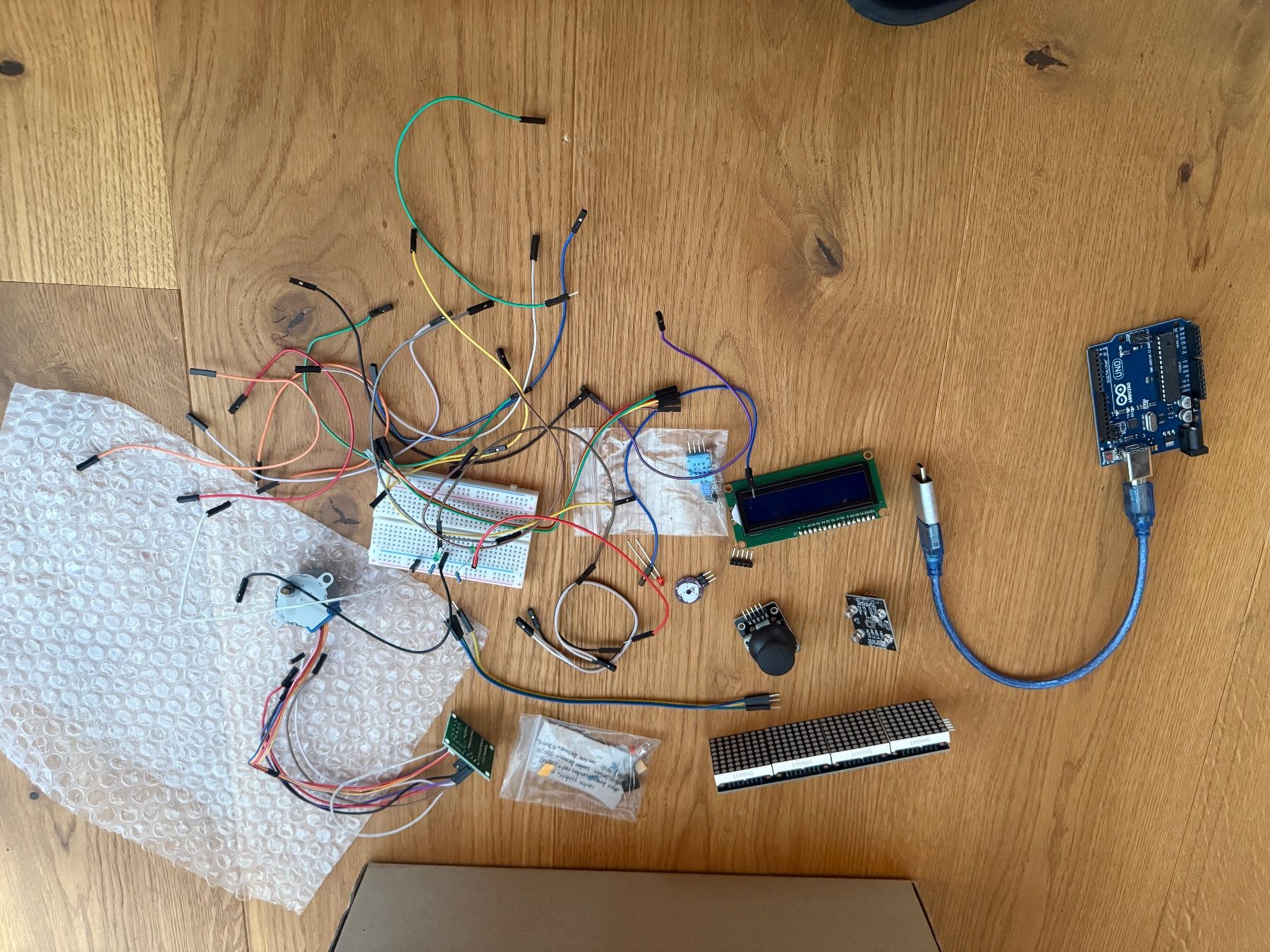 Arduino Componenti elettronici: Arduino UNO Starter Set mit LCD, Breadboard, Sensoren usw. – Usato da Sargans venduto da bro_tf7f