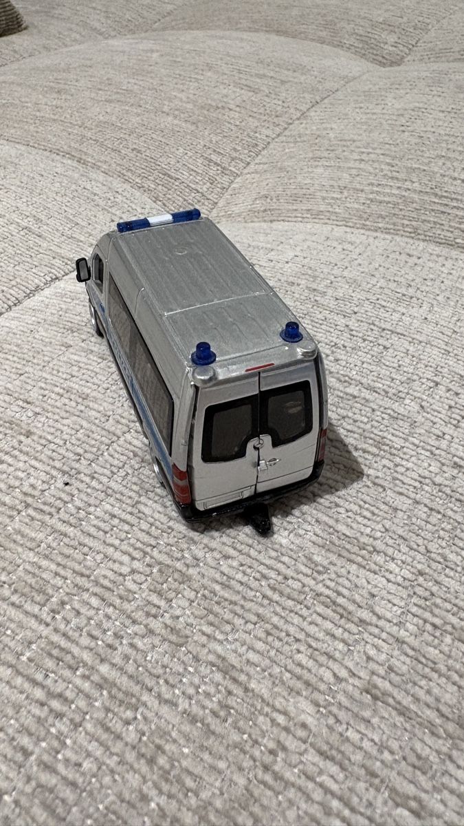 Mercedes-Benz Modellini d'auto: Mercedes Sprinter Polizei Modellauto silber – Usato da Zürich venduto da alivasalli 4