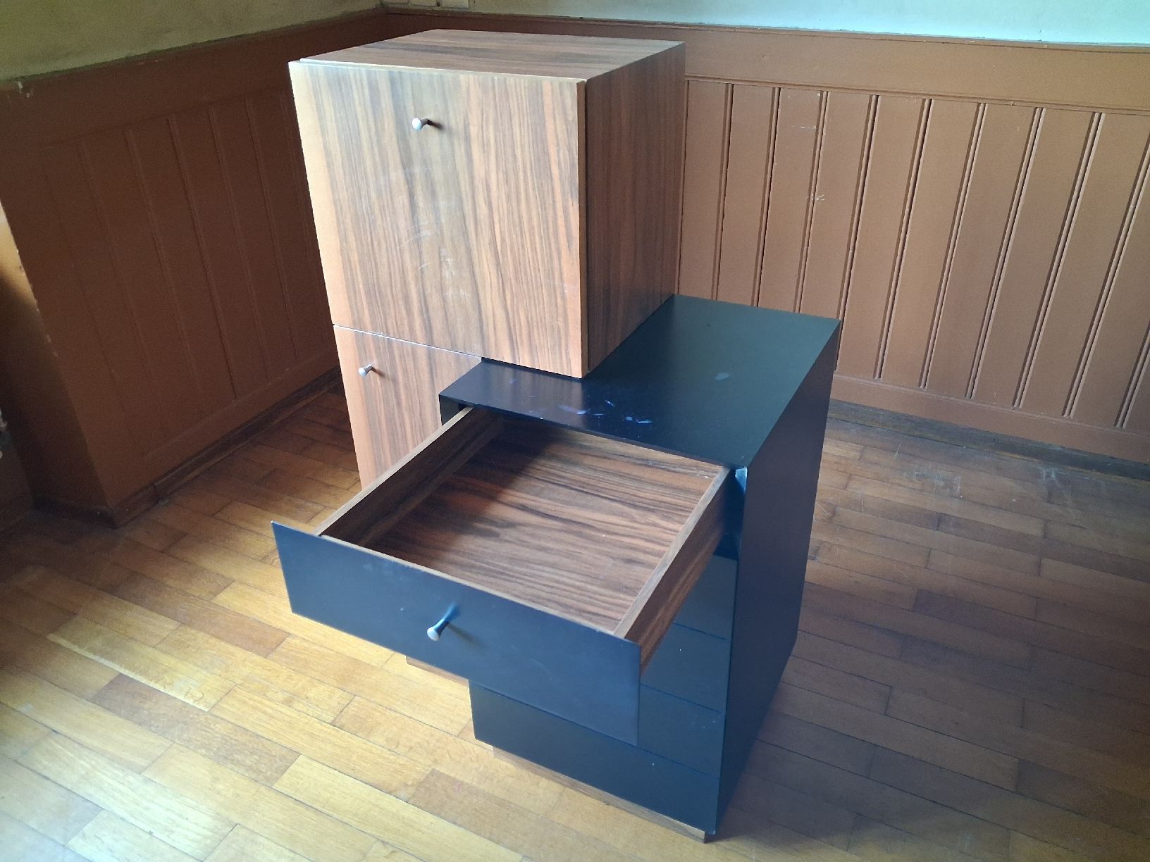 Cassettiere: Sideboard mit Schubladen und Klappe. Nussbaum, schwarzer MDF – Usato da Herbetswil venduto da ber_2kgk 3