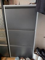 Schuhschrank Metall grau mit drei Fächern guter Zustand