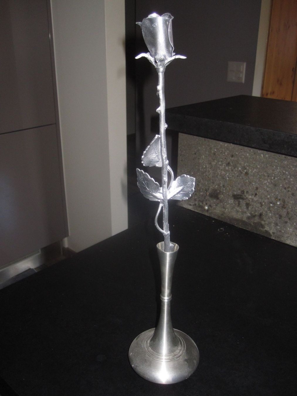 Tutte le decorazioni: Vase et rose en étain – Usato da Ravoire venduto da feylet 1