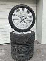 VW Original 17-Zoll-Alufelgen mit Winterreifen zu verkaufen