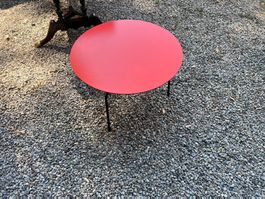 Runder Tisch rot Metall Gestell, Nr 43