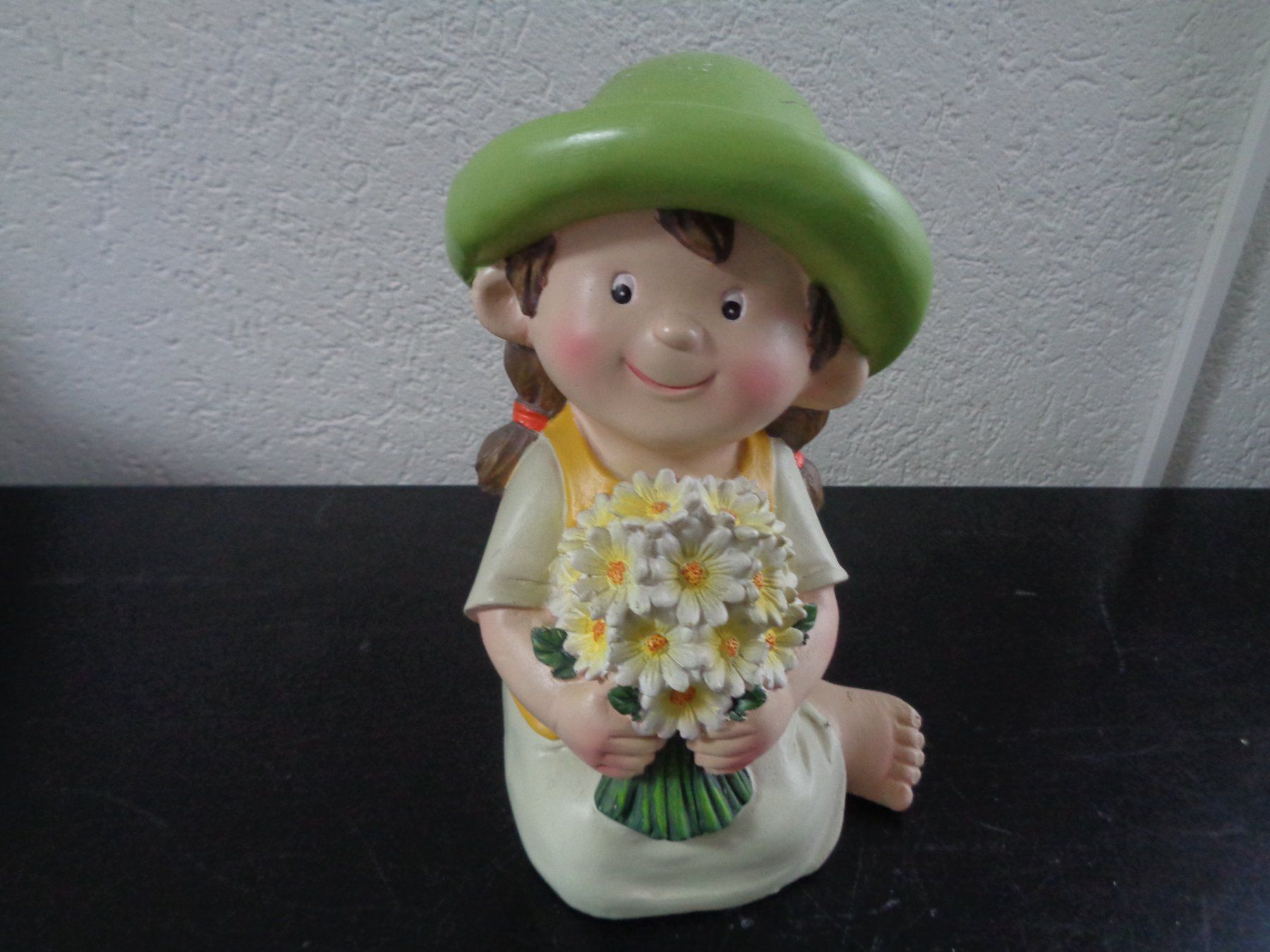 Figuren: Sitzendes Blumen Mädchen (19 cm) – Neu und originalverpackt aus Langenbruck von Gumsi