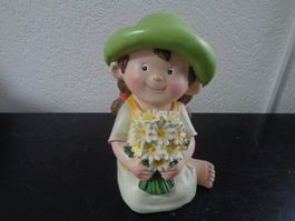 Sitzendes Blumen Mädchen (19 cm)