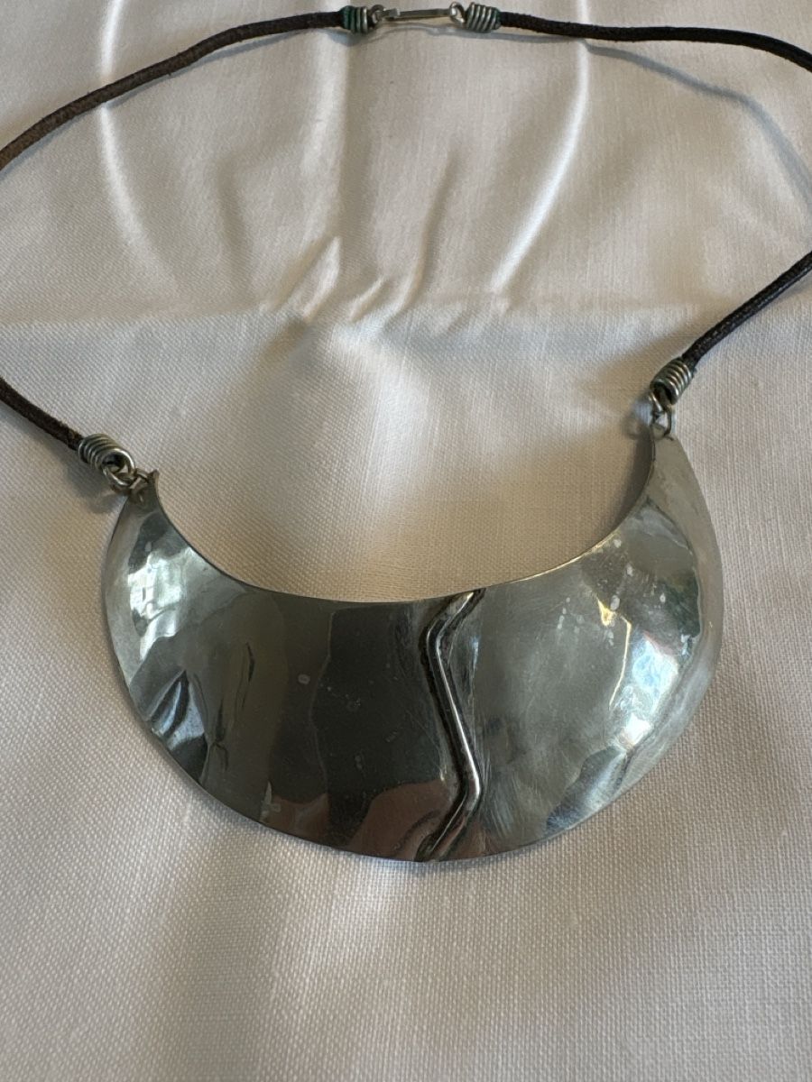 Catenine: Collier mit Metallanhänger und Lederband – Usato da Thun venduto da Gitarre-1 1