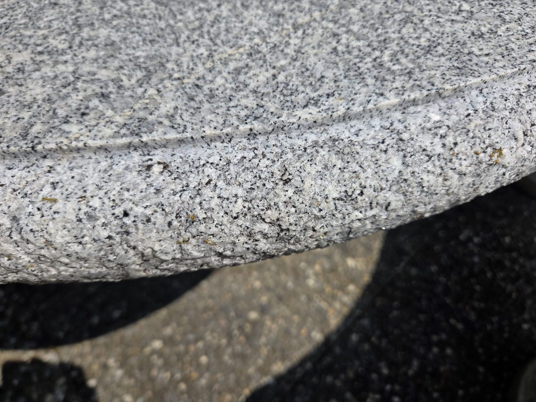 Tischset: Massive Granit Gartengarnitur Ø120 cm mit 3 Sitzbänken – Neu (gemäss Beschreibung) aus Rüegsau von connectweb 1