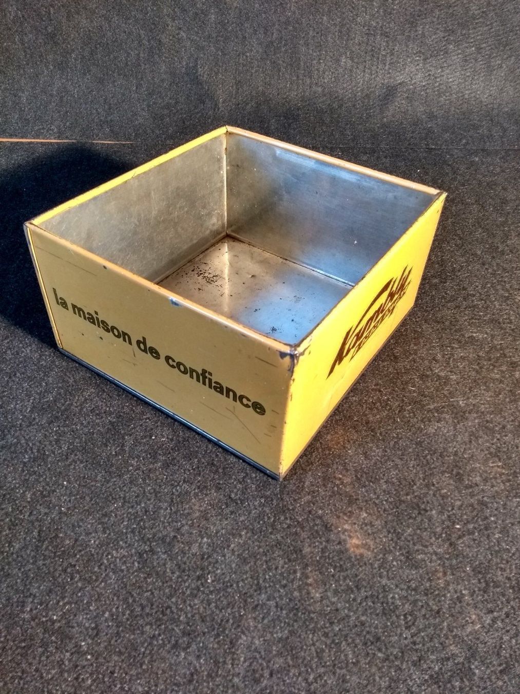 Cucine complete: ancienne boite à biscuit Kambly – Difettoso da Saignelégier venduto da Ax3l 1