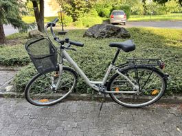 Citybike Crosswave silber mit Korb und Gepäckträger