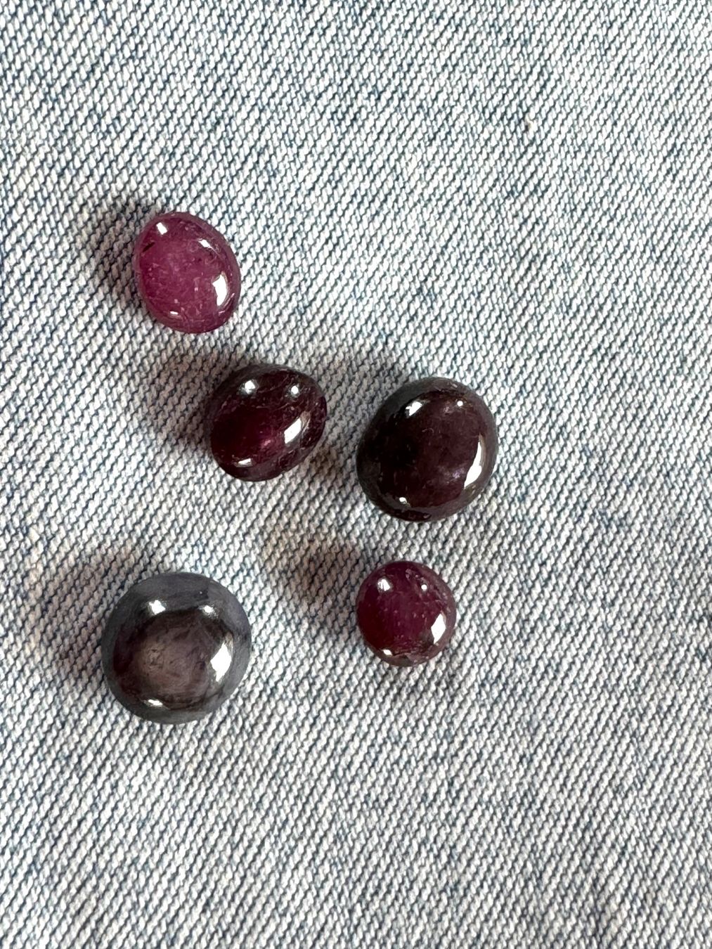 Pietre preziose: Stern Rubin 5 Cabochons wunderschön ECHT – Nuovo e nell'imballaggio originale da Leuggern venduto da gemshow 1