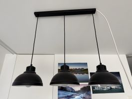 Suspension 3 lampes noir industriel avec ampoules wiz