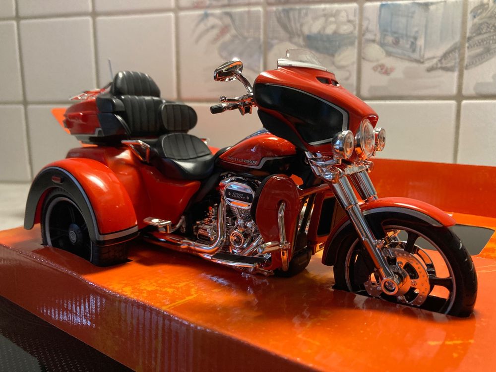 Mô hình xe mô tô Harley Davidson CVO Tri Glide 2021 1:12 Maisto - 3233