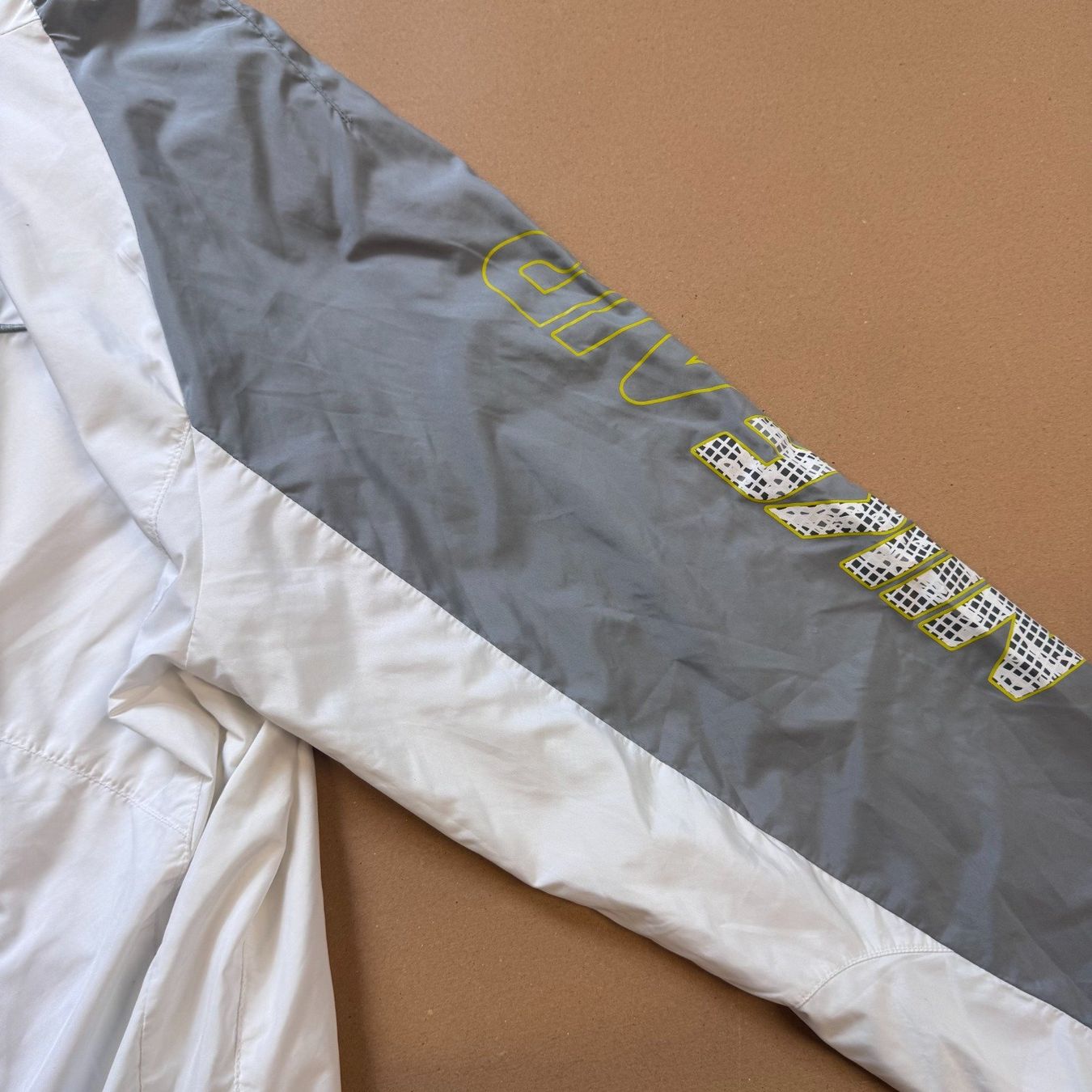 Nike Vestes: Nike Air athletic white track jacket – D'occasion à St. Gallen par sourced_limited 2