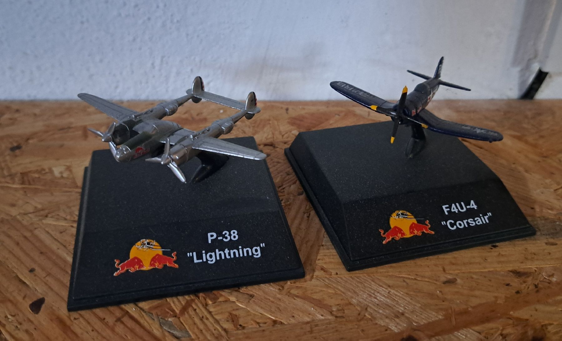 Kit di modellismo & Modellini statici: 2 x Red Bull Flugzeug Modelle  – Usato da Ramsen venduto da abtaudi