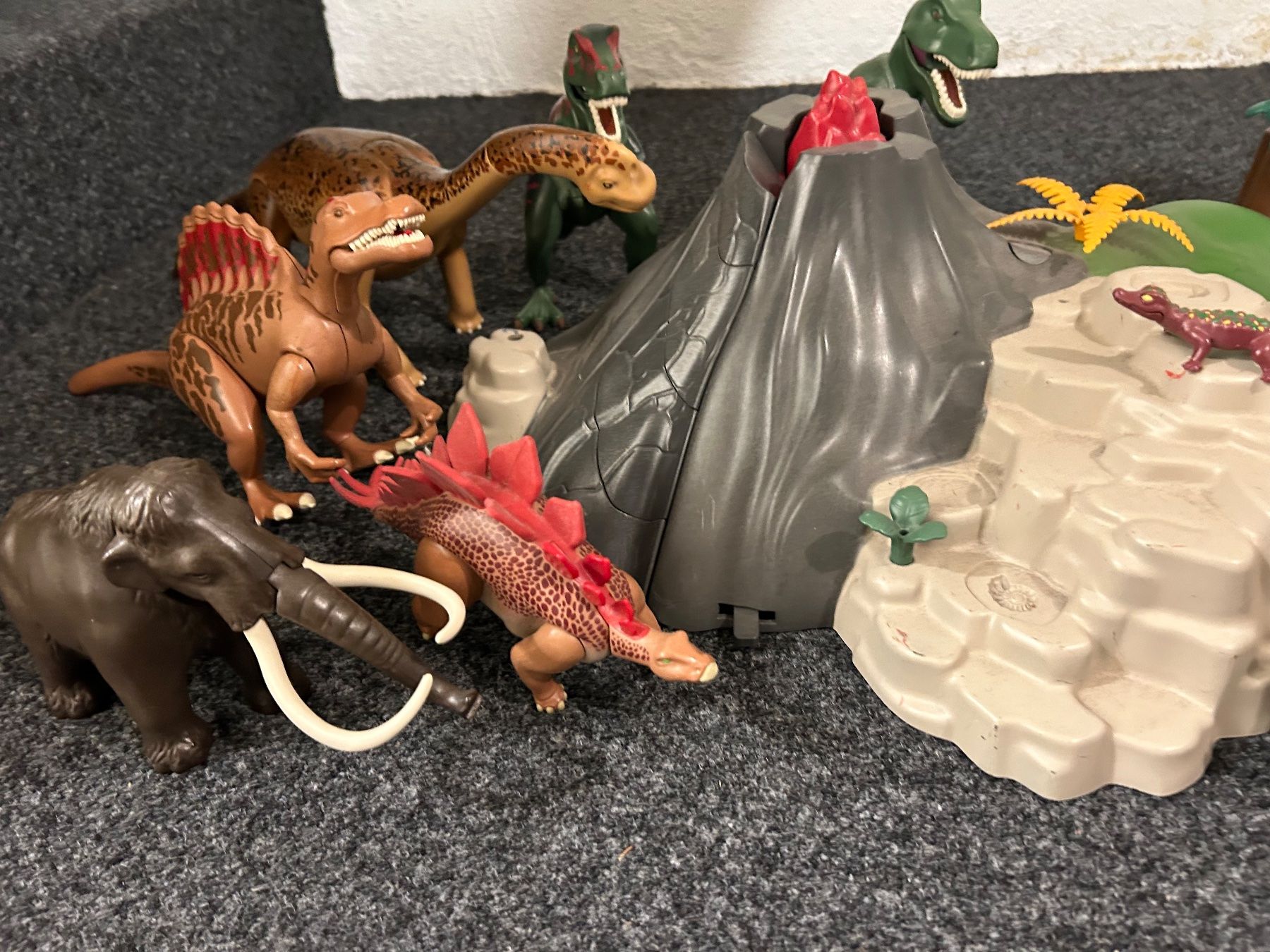 Playmobil Giocattoli: PLAYMOBIL VOLCANO AND DINOSAURS SET – Usato da Gockhausen venduto da CaroQ
