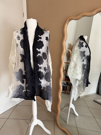 Schöner Sommer Schal, Schwarz/Weiss Blumenmuster, Neu! (54)