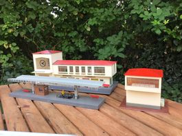 Modell Eisenbahn Bahnhof mit Stellwerk, Kleinbahn
