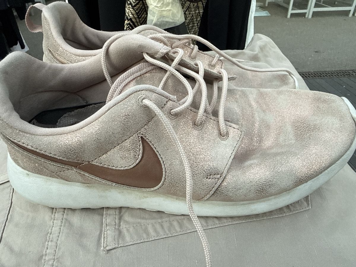 Nike Scarpe da donna: Nike Roshe Run Damenschuhe Roségold   – Usato da Pfaffhausen venduto da Beli94 1