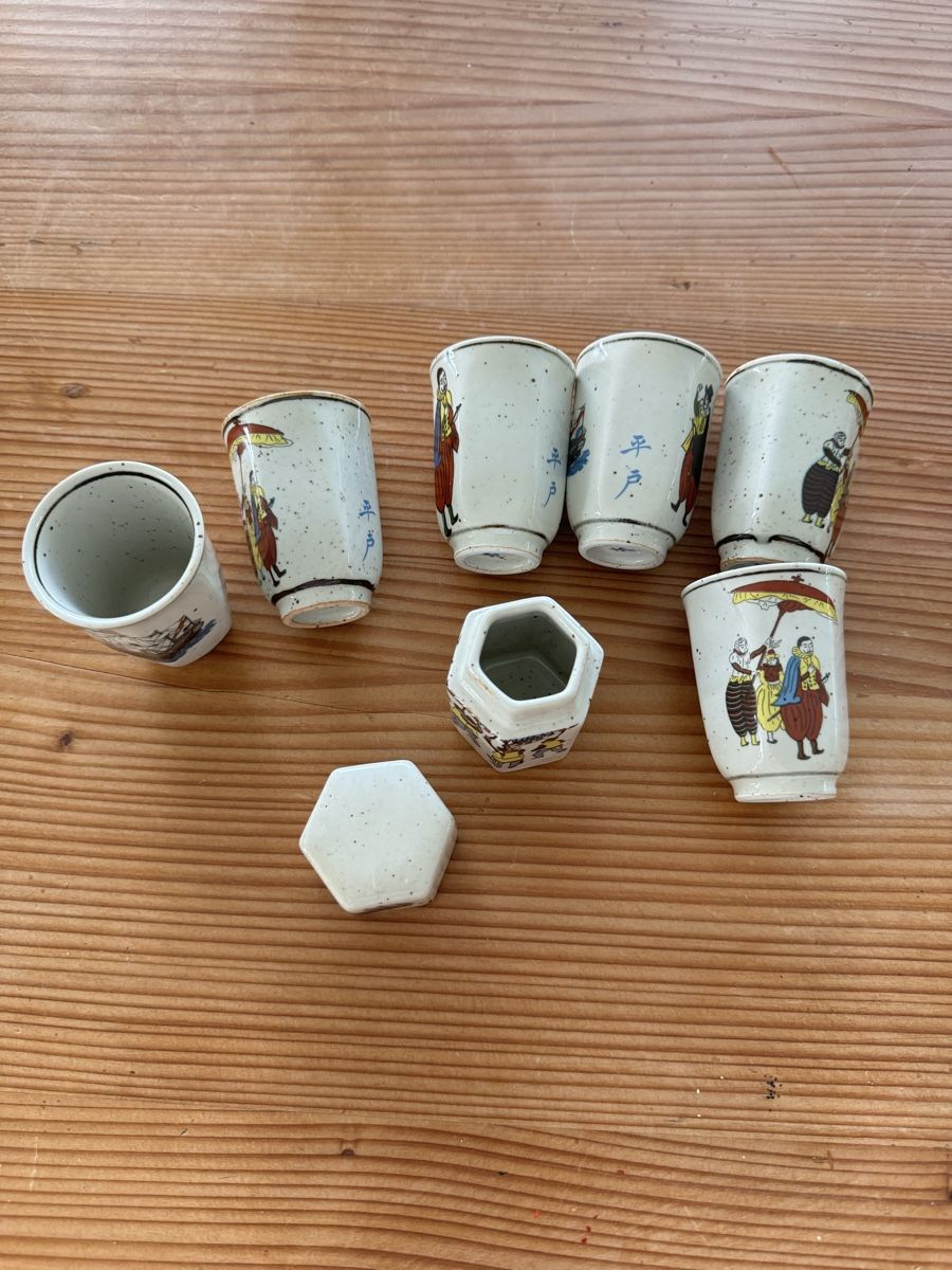 Set di piatti: 6 Sake Becher mit Bemalung, mit Dose – Usato da Lanzenhäusern venduto da Galaa 2