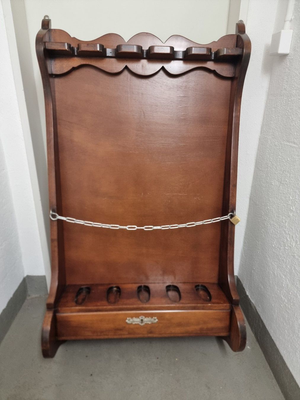 Ausrüstung & Ersatzteile: Gewehrständer Gewehrrechen Holz mit Schublade – Gebraucht aus Schwerzenbach von cloudberrypi