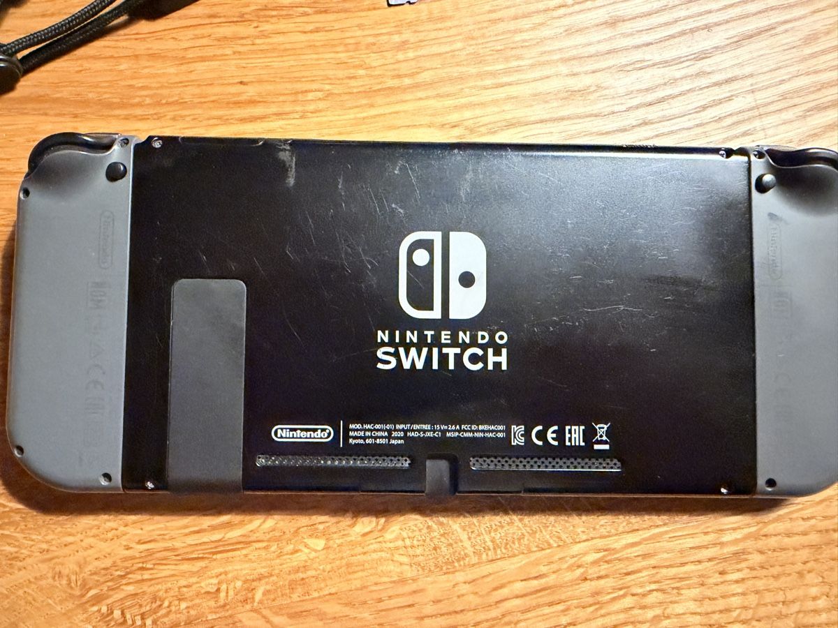 Nintendo Konsolen: Nintendo Switch mit Dockingstation, 5 Joy-Cons & Zubehör – Gebraucht aus Zürich von Eli0687 2