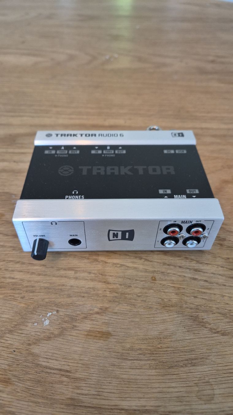 Traktor Mischpulte: TRAKTOR Audio 6 Scratch Control Vinyl MK2 Black – Gebraucht aus Zürich von topaxi