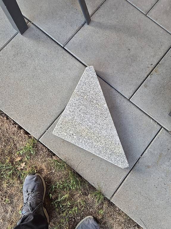 Rivestimenti per pavimenti: Schirmständer Gewicht – Usato da Koppigen venduto da abu_5syv 1