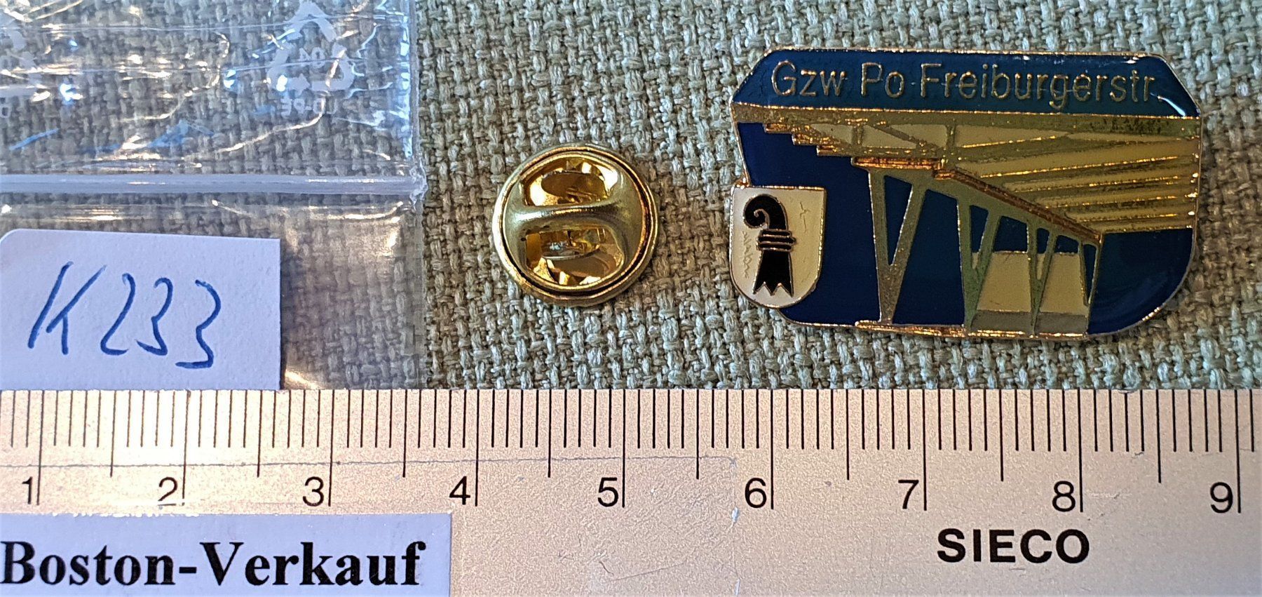 Placchette & Badge: K233 - Pin Gzw. Polizei Freiburgerstr. – Usato da Reinach BL venduto da Boston-Verkauf 1