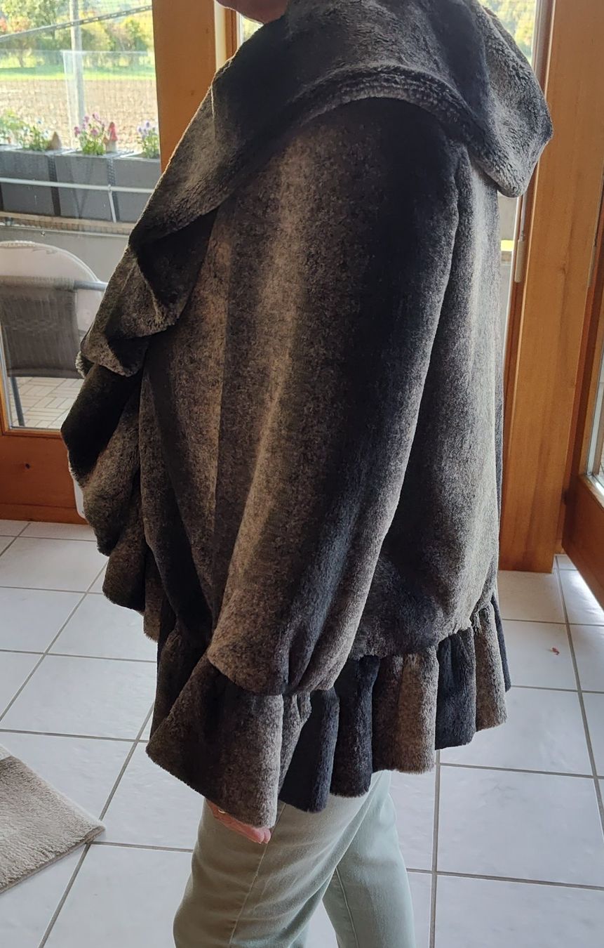 Giacche: Elegante Damenjacke – Usato da Uttigen venduto da Casino10 4