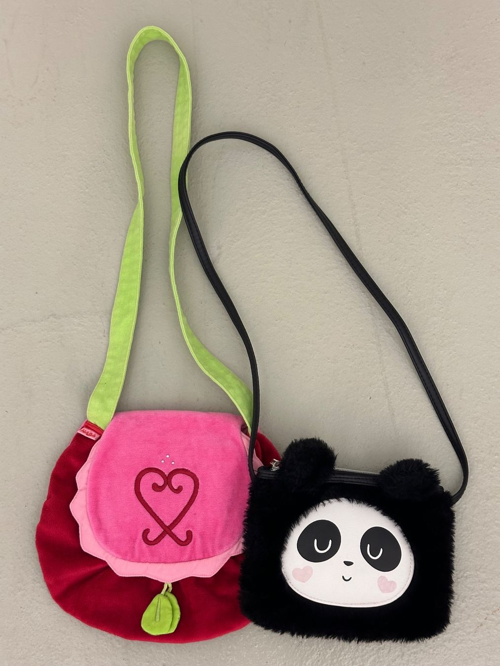Borse & Zaini: 2 Wunderschöne Mädchen Handtaschen. Panda und Kirsche – Usato da Willisau venduto da mattu02