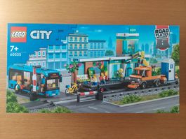 LEGO City 60335 Bahnhof Bus