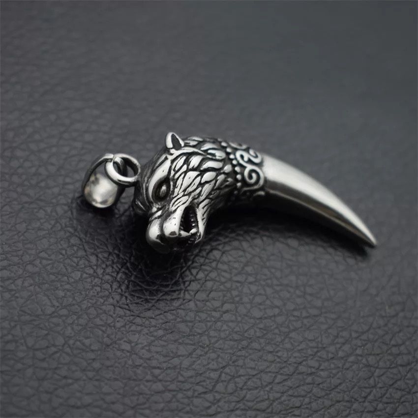 Catenine: Wolf Tooth Head Necklace – Nuovo e nell'imballaggio originale da Aarburg venduto da StavFashion 6