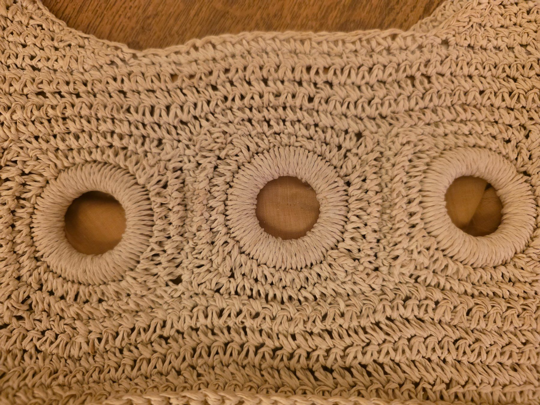 Taschen für Damen: Wunderschöne Tasche gehäkelt beige mit Holzdekor – Gebraucht aus Basel von sci_67ms 2
