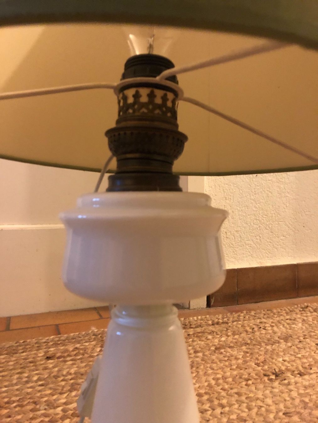 Lampade: Alte, ehrwürdige Lampe mit Opalinglas – Usato da Frauenfeld venduto da aluma14 5
