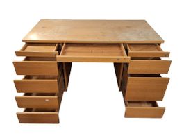 Schreibtisch aus Holz
