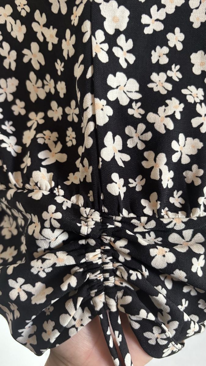H&M Chemisiers: Schöne Bluse mit Blumen – D'occasion à Roggwil BE par R.. 1