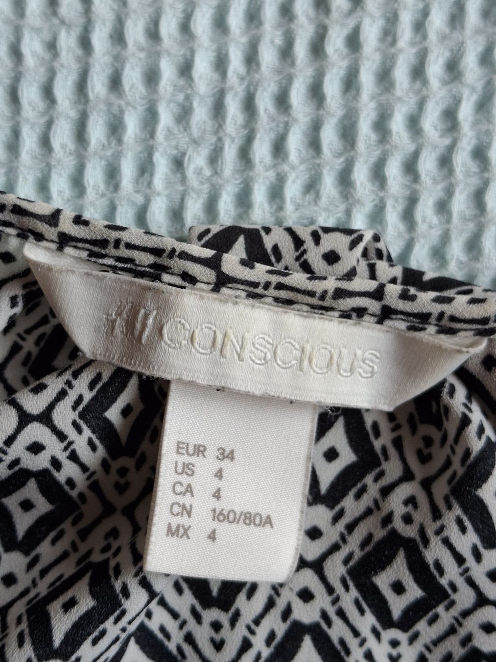 H&M Top: Haut taille 34 col en V marque H&M  – Usato da Villiers venduto da san_jn5w 3